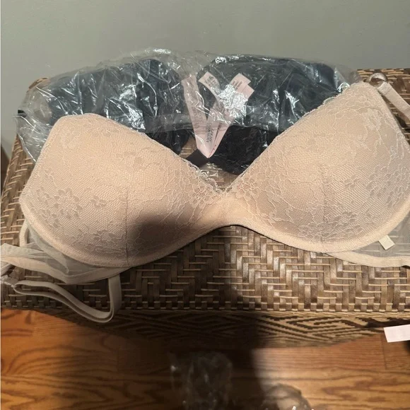 Victoria secret bras - Picture 2 of 2